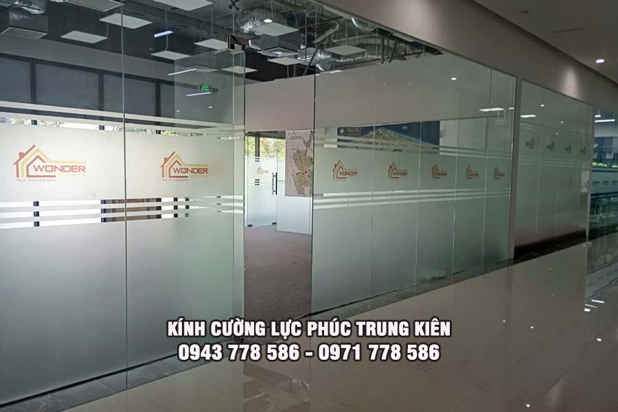 kính cường lực chịu lực bao nhiêu